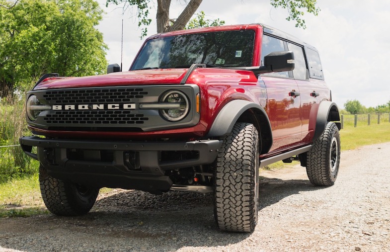 There are a few minimal 2025 Ford Bronco cons that some don’t like, including loud road noise and plastic interior materials.